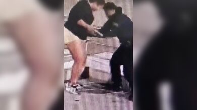 Policistka při ukazování zbraně omylem postřelila kamarádku do břicha