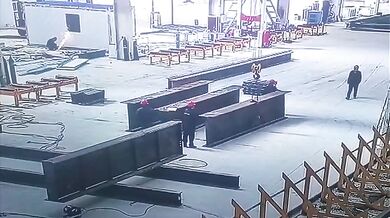 Nebezpečný pád v továrně: Těžká ocelová konstrukce se při zvedání jeřábem převrátila
