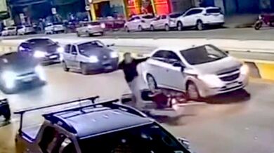 Motorkář bez řidičáku narazil do auta a následně ho srazilo další vozidlo