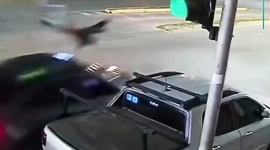 Motorkář bez řidičáku narazil do auta a následně ho srazilo další vozidlo