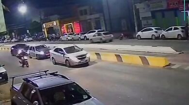 Motorkář bez řidičáku narazil do auta a následně ho srazilo další vozidlo