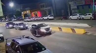 Motorkář bez řidičáku narazil do auta a následně ho srazilo další vozidlo