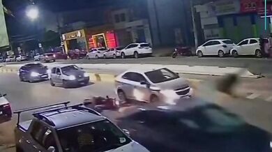 Motorkář bez řidičáku narazil do auta a následně ho srazilo další vozidlo