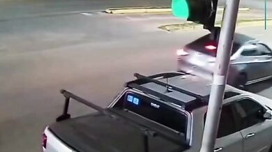 Motorkář bez řidičáku narazil do auta a následně ho srazilo další vozidlo