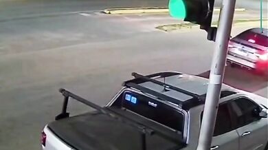 Motorkář bez řidičáku narazil do auta a následně ho srazilo další vozidlo