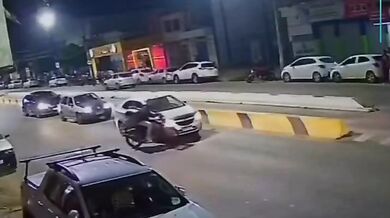 Motorkář bez řidičáku narazil do auta a následně ho srazilo další vozidlo