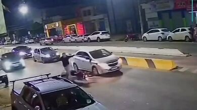 Motorkář bez řidičáku narazil do auta a následně ho srazilo další vozidlo