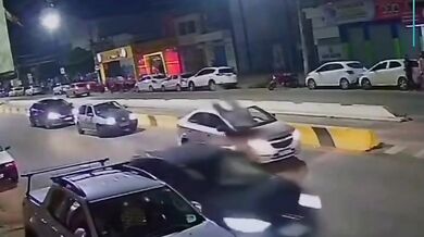 Motorkář bez řidičáku narazil do auta a následně ho srazilo další vozidlo