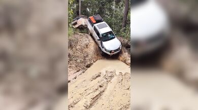 Terénní auto s přívěsem zvládlo projet nebezpečně strmou stezku