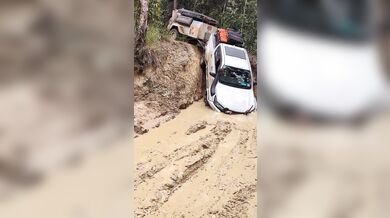Terénní auto s přívěsem zvládlo projet nebezpečně strmou stezku