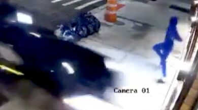 Silniční agresivita v Brooklynu: Dva řidiči se srazili, zranili chodce a zničili nové jógové studio