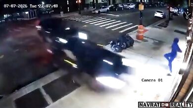 Silniční agresivita v Brooklynu: Dva řidiči se srazili, zranili chodce a zničili nové jógové studio