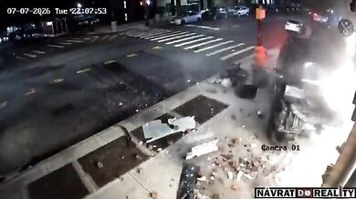 Silniční agresivita v Brooklynu: Dva řidiči se srazili, zranili chodce a zničili nové jógové studio