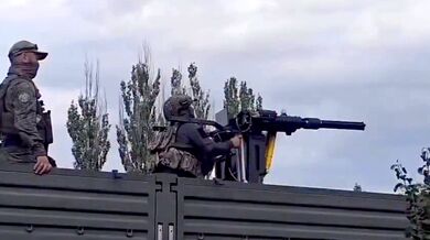 Nebezpečný vojenský výcvik: Kulomet se při střelbě nekontrolovatelně roztočil a ohrozil instruktora