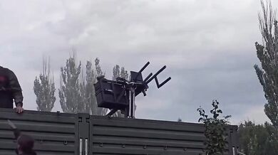 Nebezpečný vojenský výcvik: Kulomet se při střelbě nekontrolovatelně roztočil a ohrozil instruktora