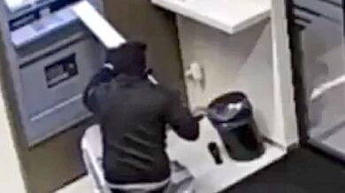 Mladík se pokusil vypáčit bankomat kovovou tyčí, proud ho na místě zabil
