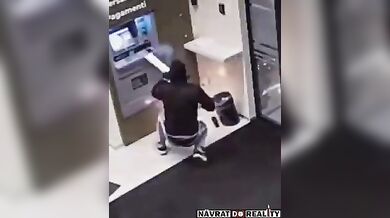 Mladík se pokusil vypáčit bankomat kovovou tyčí, proud ho na místě zabil