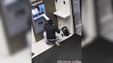 Mladík se pokusil vypáčit bankomat kovovou tyčí, proud ho na místě zabil