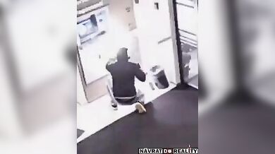 Mladík se pokusil vypáčit bankomat kovovou tyčí, proud ho na místě zabil