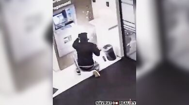 Mladík se pokusil vypáčit bankomat kovovou tyčí, proud ho na místě zabil