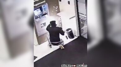 Mladík se pokusil vypáčit bankomat kovovou tyčí, proud ho na místě zabil