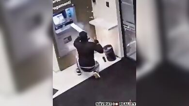 Mladík se pokusil vypáčit bankomat kovovou tyčí, proud ho na místě zabil