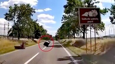 Kuriózní nehoda na Slovensku: Policejní auto jedoucí na zásah zasáhl uvolněný gauč z protisměru