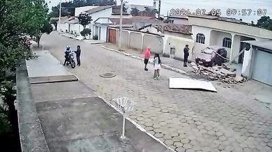 Řidič při couvání zboural vlastní vrata i sousedův plot