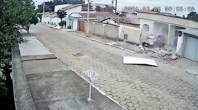 Řidič při couvání zboural vlastní vrata i sousedův plot