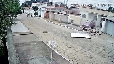 Řidič při couvání zboural vlastní vrata i sousedův plot