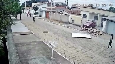Řidič při couvání zboural vlastní vrata i sousedův plot