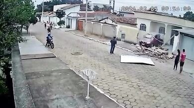 Řidič při couvání zboural vlastní vrata i sousedův plot