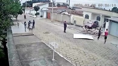 Řidič při couvání zboural vlastní vrata i sousedův plot