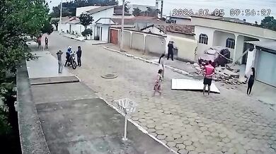 Řidič při couvání zboural vlastní vrata i sousedův plot