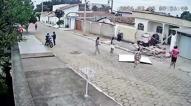 Řidič při couvání zboural vlastní vrata i sousedův plot
