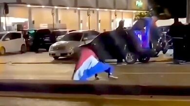 Oslavy vítězství Paraguaye nad Německem málem skončily tragédií: Auto srazilo slavícího seniora a ujelo