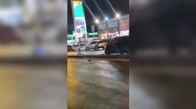 Oslavy vítězství Paraguaye nad Německem málem skončily tragédií: Auto srazilo slavícího seniora a ujelo