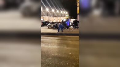 Oslavy vítězství Paraguaye nad Německem málem skončily tragédií: Auto srazilo slavícího seniora a ujelo