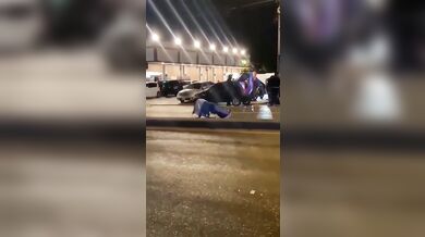 Oslavy vítězství Paraguaye nad Německem málem skončily tragédií: Auto srazilo slavícího seniora a ujelo