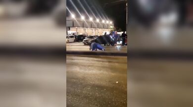 Oslavy vítězství Paraguaye nad Německem málem skončily tragédií: Auto srazilo slavícího seniora a ujelo