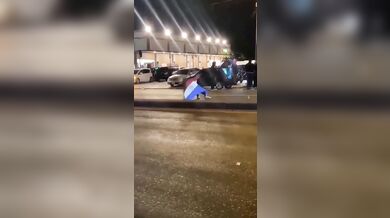 Oslavy vítězství Paraguaye nad Německem málem skončily tragédií: Auto srazilo slavícího seniora a ujelo