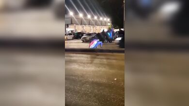 Oslavy vítězství Paraguaye nad Německem málem skončily tragédií: Auto srazilo slavícího seniora a ujelo