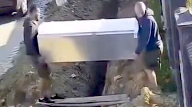 Dělník se zřítil do výkopu poté, co šlápl vedle dřevěného prkna
