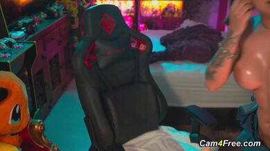 Potetovaná dívka masturbuje na židli