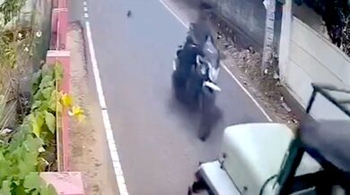 Motorkář po nárazu do auta udělal ve vzduchu salto a přišel o oblečení