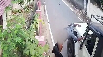 Motorkář po nárazu do auta udělal ve vzduchu salto a přišel o oblečení