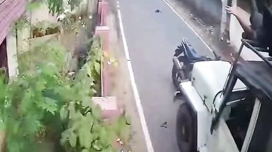Motorkář po nárazu do auta udělal ve vzduchu salto a přišel o oblečení
