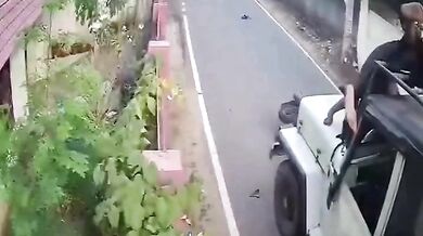 Motorkář po nárazu do auta udělal ve vzduchu salto a přišel o oblečení