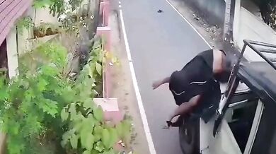 Motorkář po nárazu do auta udělal ve vzduchu salto a přišel o oblečení