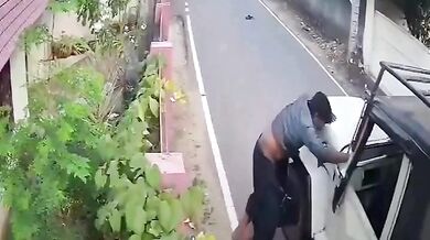 Motorkář po nárazu do auta udělal ve vzduchu salto a přišel o oblečení